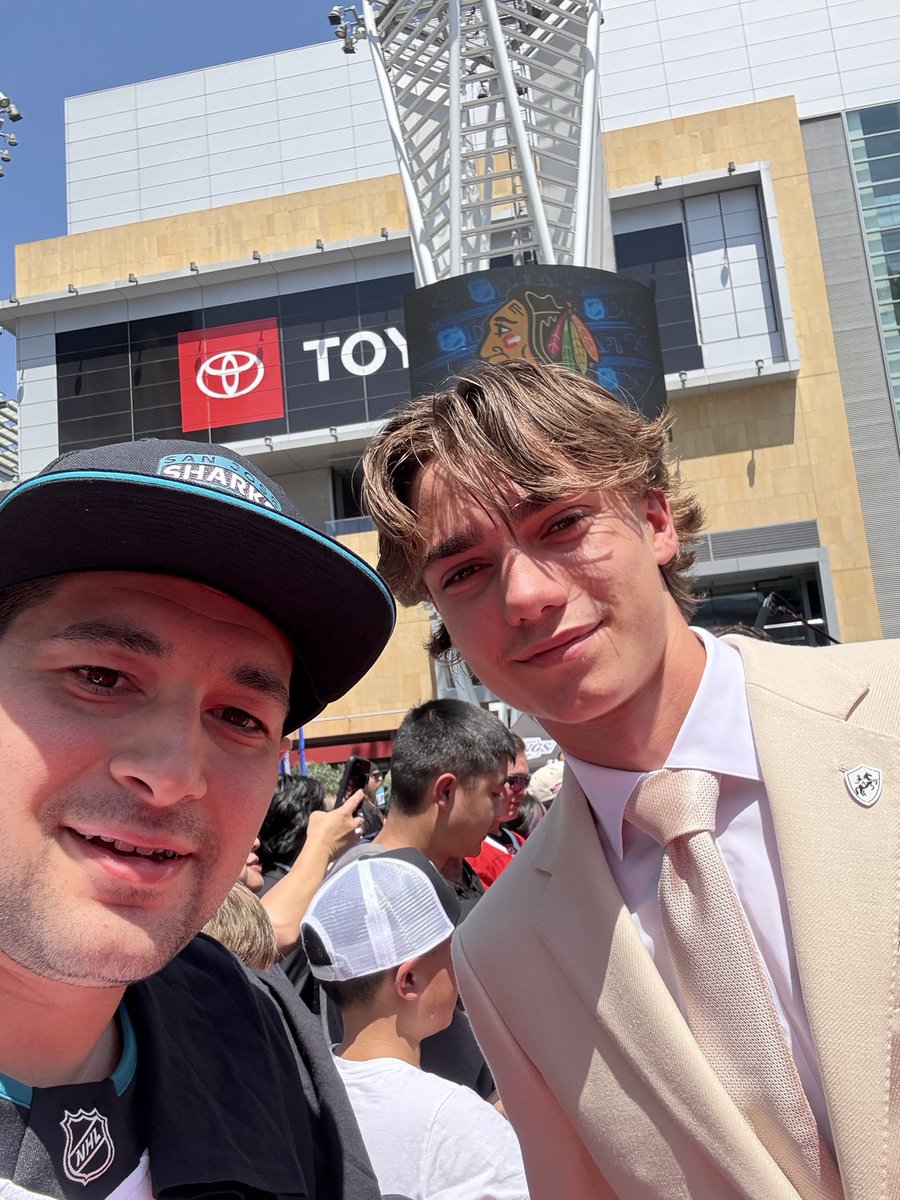 AllMLPEliteAli's tweet photo. Anyone know who this player is that I got a selfie with from last years NHL draft ? https://t.co/3bpp02EQZH