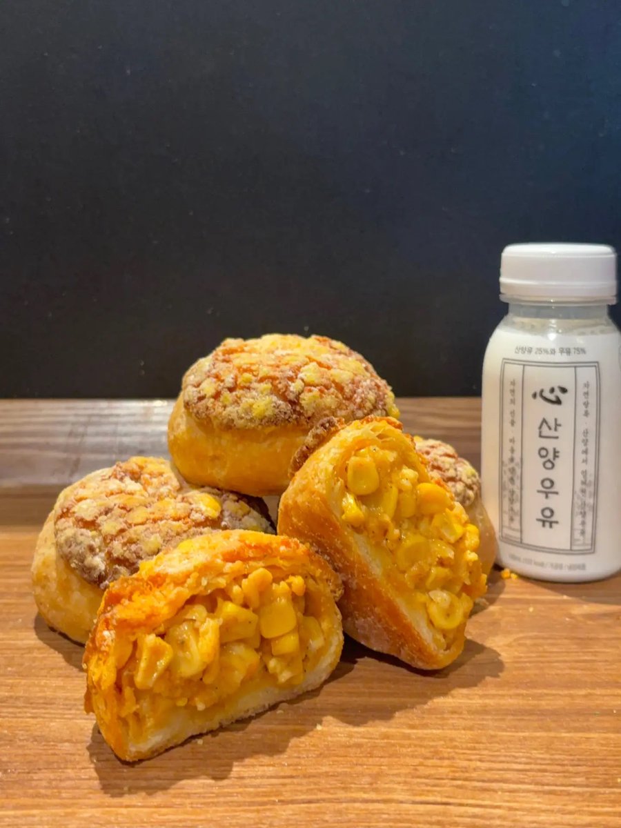 gihaha78900's tweet photo. 성심당 역전옥수수빵 리뉴얼!

<역전옥수수>
• 가격 : 2,800원
• 판매처 : 성심당 대전역점 한정
• 매콤 + 짭짤 + 고소 조합
• 속을 옥수수로 꽉 채워 톡톡 터지는 식감
• 리뉴얼되면서 옥수수빵 수량도 UP

반으로 갈라보면 진짜 포인트가 보이는데, 빵보다 옥수수 속이 먼저 눈에 들어올 정도로 필링이 꽉 찬 스타일. 알알이 씹히는 옥수수 덕분에 씹는 맛도 제대로라고 합니다.

달달한 옥수수빵보다는 매콤·짭짤하면서 고소한 단짠 계열 좋아하는 분들이 특히 눈여겨볼 만한 메뉴입니다.

옥수수러버인 나 이거 격하게 먹고 싶다.