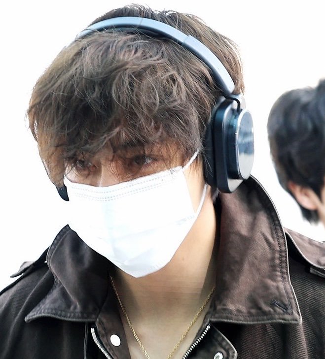 vanteglowshots's tweet photo. He looks so stunning with his fluffy hair https://t.co/Qd34Ia2iDR