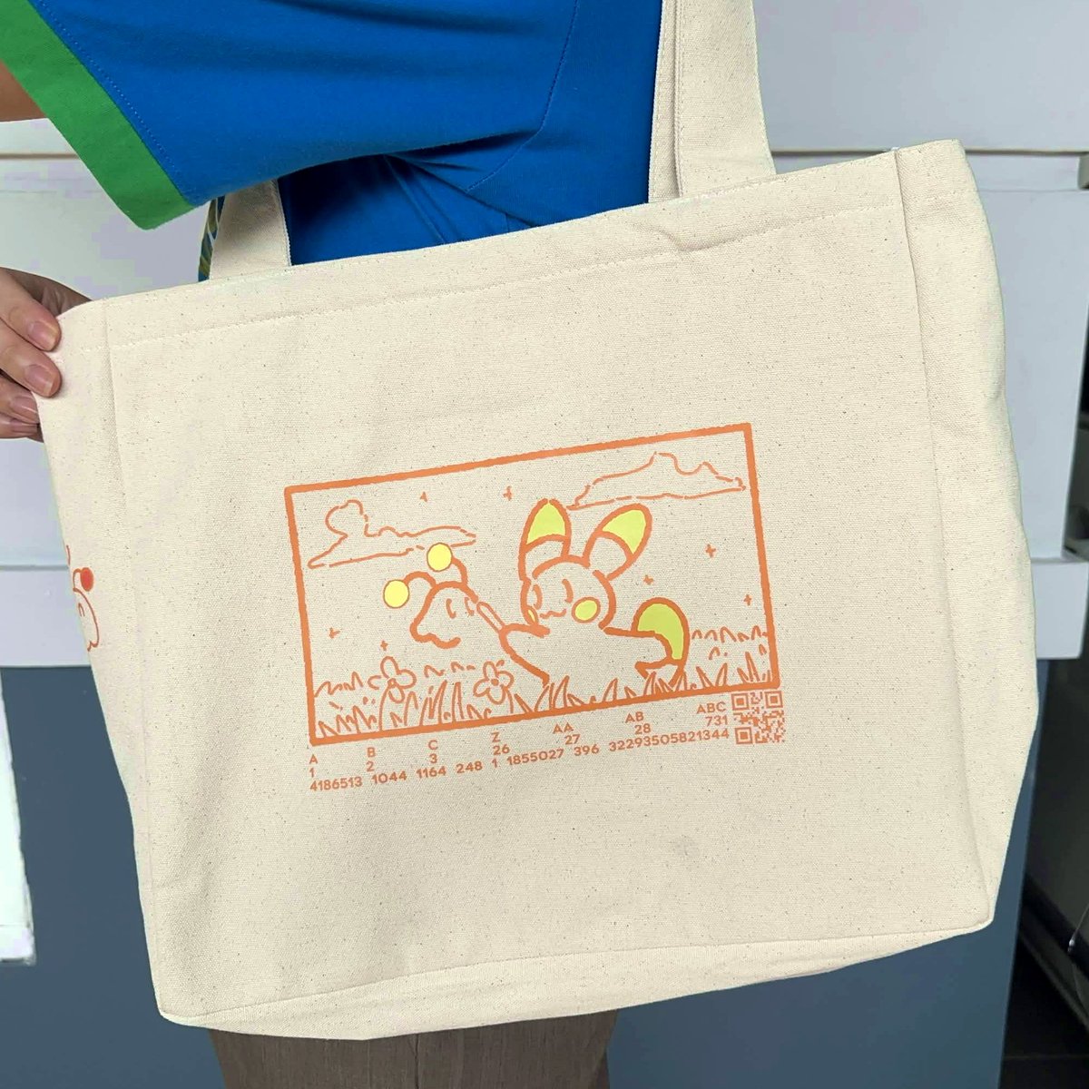 zeppipi's tweet photo. HELLO! Happy to announce a new product! 100% canvas totebags with illustrations drawn by yours truly!
Come and pre ordered this (with the link below) and have them mailed in or picked up at #comifuro23!
https://t.co/SWxqMzoVQa
#merchendise #art #original #totebag #cute #furry https://t.co/3TogGg53Ka