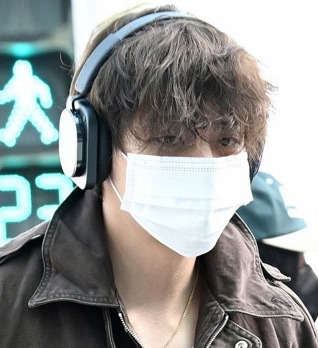 vanteglowshots's tweet photo. He looks so stunning with his fluffy hair https://t.co/Qd34Ia2iDR