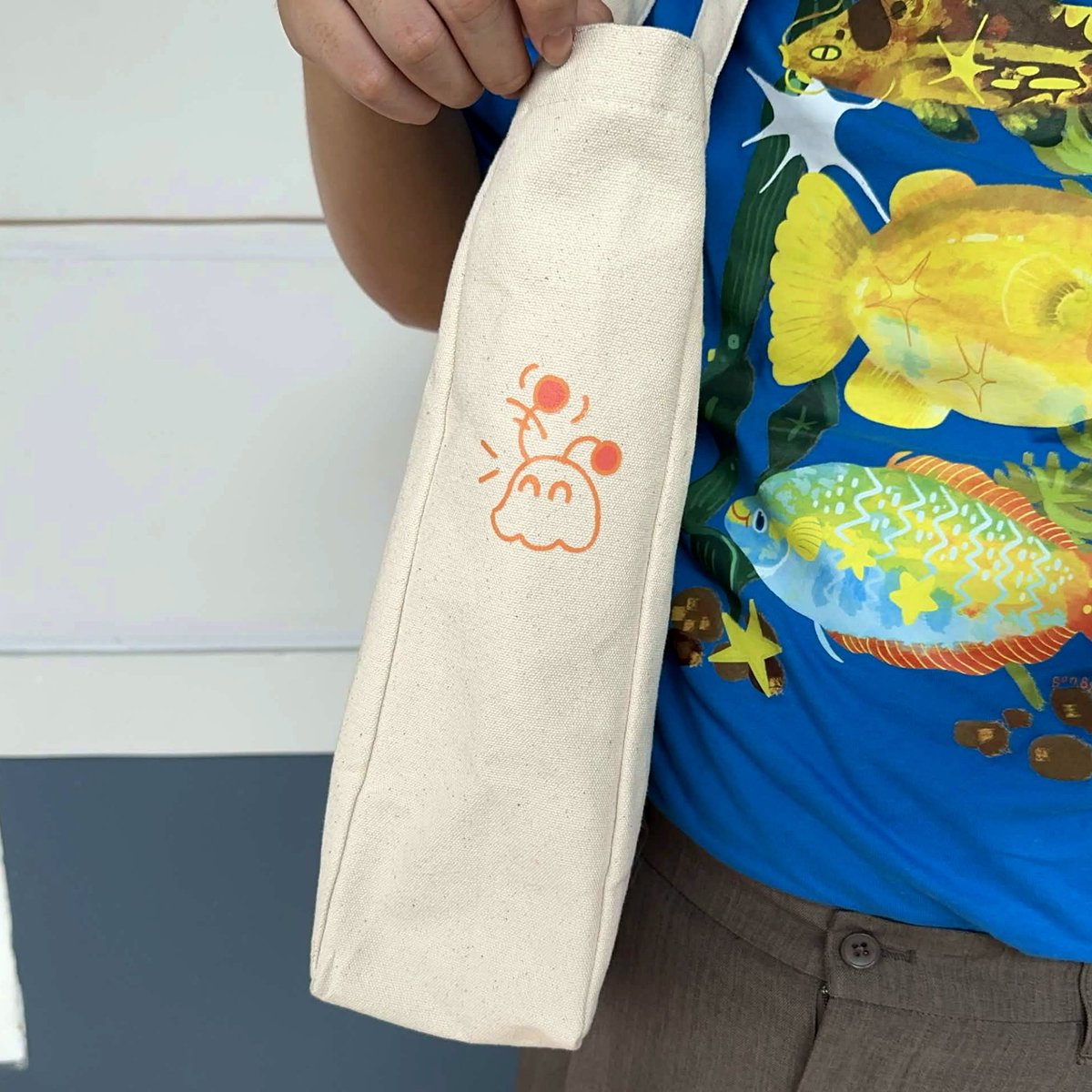 zeppipi's tweet photo. HELLO! Happy to announce a new product! 100% canvas totebags with illustrations drawn by yours truly!
Come and pre ordered this (with the link below) and have them mailed in or picked up at #comifuro23!
https://t.co/SWxqMzoVQa
#merchendise #art #original #totebag #cute #furry https://t.co/3TogGg53Ka