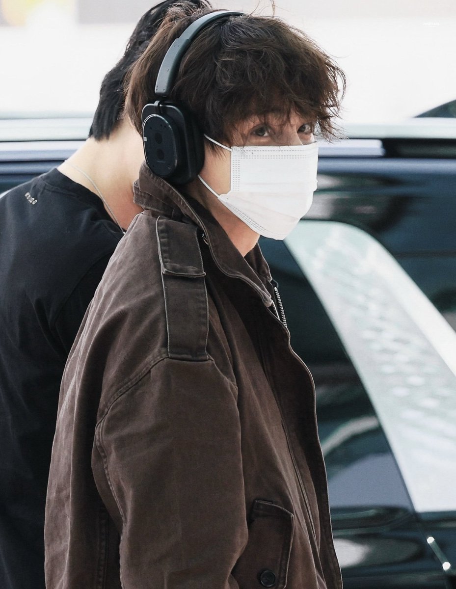 vanteglowshots's tweet photo. He looks so stunning with his fluffy hair https://t.co/Qd34Ia2iDR