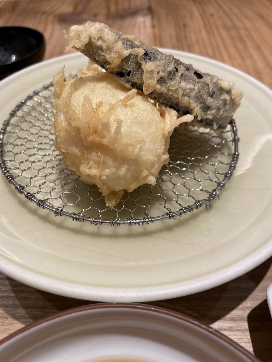 scemizuno's tweet photo. 東京駅のハゲ天で早ランチしました。揚げたての天ぷらを少しずつ席まで持ってきてくれて、さっと食べてパッと出られる。江戸前天ぷら定食（1,540円）には半熟玉子の天ぷらがあり、カレー塩によく合いました。満腹です。 https://t.co/AMfxmbjO8O