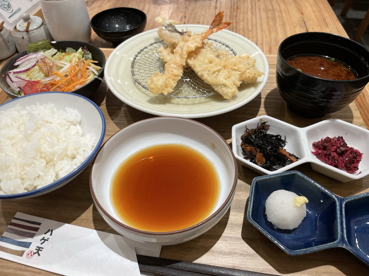 scemizuno's tweet photo. 東京駅のハゲ天で早ランチしました。揚げたての天ぷらを少しずつ席まで持ってきてくれて、さっと食べてパッと出られる。江戸前天ぷら定食（1,540円）には半熟玉子の天ぷらがあり、カレー塩によく合いました。満腹です。 https://t.co/AMfxmbjO8O