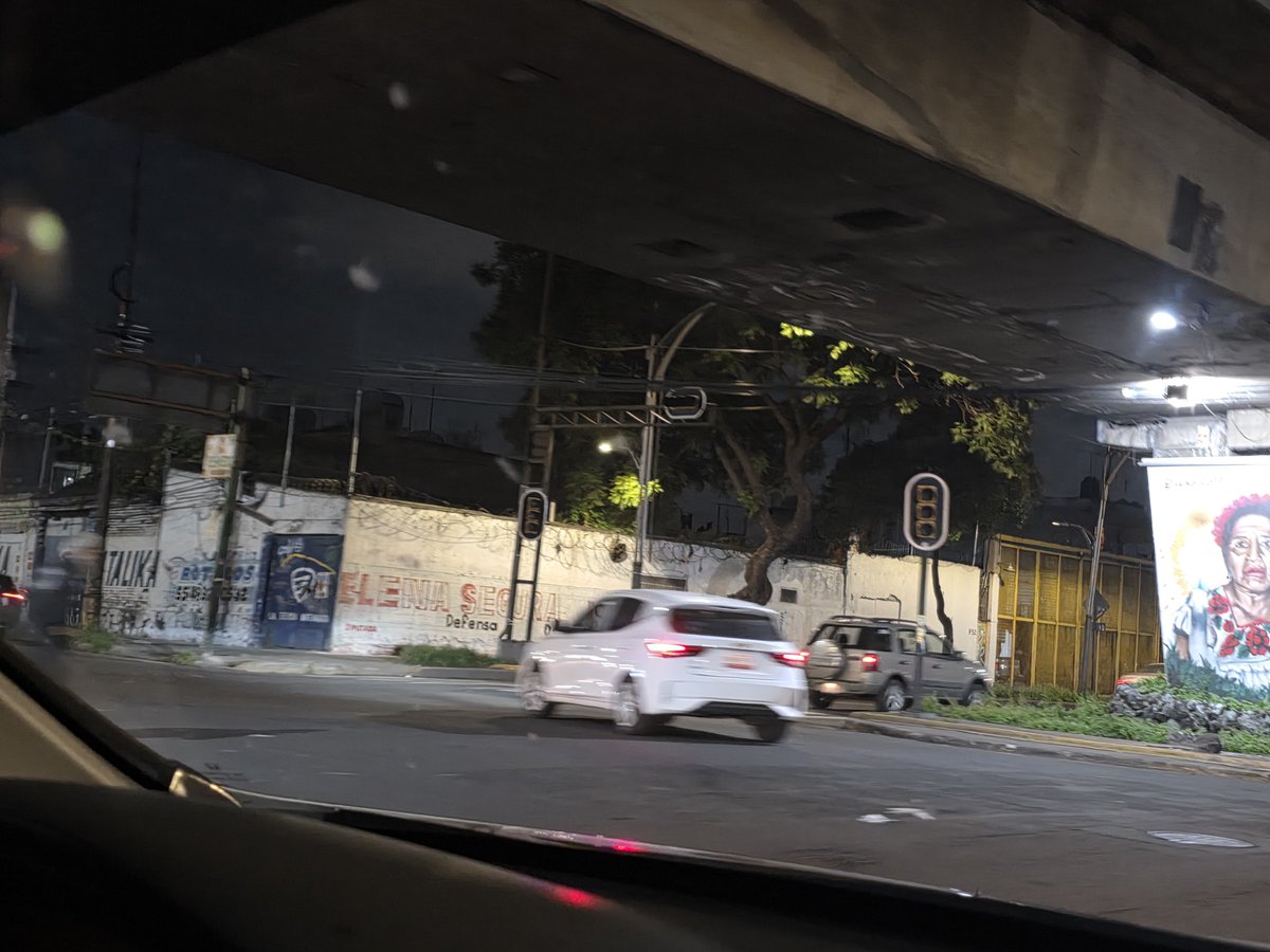 tiphphra's tweet photo. @C5_CDMX @OVIALCDMX @SSC_CDMX @UCS_GCDMX #TránsitoCDMX En Av. CONGRESO DE LA UNIÓN al cruce con TOMATLAN DESDE EL VIERNES ESTÁN APAGADOS Y SIGUEN ASÍ LOS SEMÁFOROS EN AMBOS CARRILES .
FAVOR DE ARREGLARLOS LO ANTES POSIBLE. GRACIAS https://t.co/aOAO812Eoi