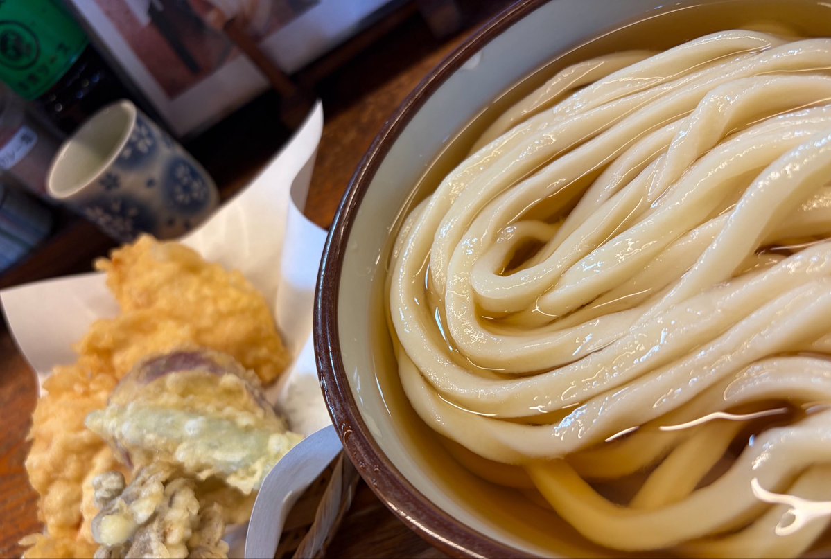 NOR_KAWA's tweet photo. 本日のランチは行列のできる讃岐うどん店でとり天の冷かけうどんをいただきます😋 https://t.co/ek4pQrwGTU