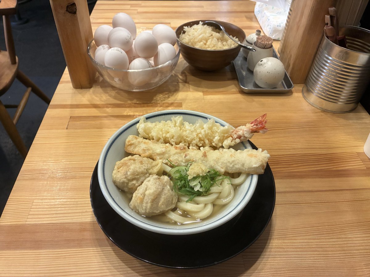 2323233232's tweet photo. うどん記録

饂飩頑陣 本店
頑陣天　1250円
JR京浜東北・根岸線　関内

だしソムリエがつくる金のあご出汁😋
＃うどん　＃饂飩頑陣本店 https://t.co/pYlUT4Zg54