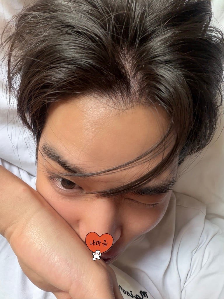sodujeu's tweet photo. 260930 FloZip 💌

(1p) Text: Get it together
(1p) Text: My heart ❤️
“Heh”
“Loafing around”
“Morning selfie”
“Took it when the sunlight seeped in”
“Nono I alrdy woke up earlier on”
“Ah should I delete..”
“It feels kinda..meh..suddenly..”
“ㅋㅋㅋㅋㅋㅋㅋ”
“I look so unkempt though” https://t.co/2hZgvzEkxz