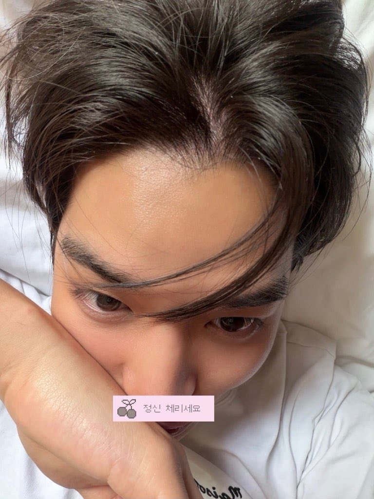 sodujeu's tweet photo. 260930 FloZip 💌

(1p) Text: Get it together
(1p) Text: My heart ❤️
“Heh”
“Loafing around”
“Morning selfie”
“Took it when the sunlight seeped in”
“Nono I alrdy woke up earlier on”
“Ah should I delete..”
“It feels kinda..meh..suddenly..”
“ㅋㅋㅋㅋㅋㅋㅋ”
“I look so unkempt though” https://t.co/2hZgvzEkxz
