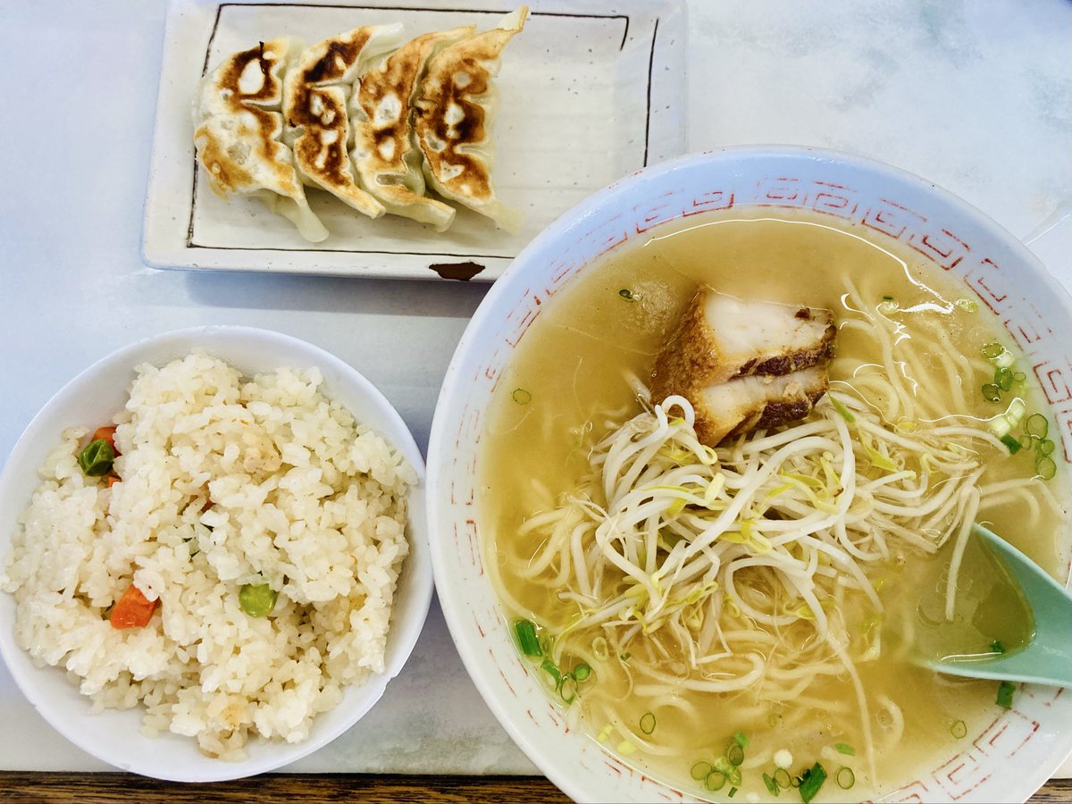kagopic's tweet photo. 霧島市の国分にある、めんめん亭🍜
少し生臭い麺をすすった瞬間、鹿児島市にあった店舗が、フラッシュバックで蘇りました⚡️
値段は、1杯400円。
鳥めしと餃子のセットでも、750円です。
味付けは、ほんの少し変わっていましたが、青春時代を思い出しました。
死ぬまでに行きたいお店に、行けました😊 https://t.co/fQZgRwoxAe