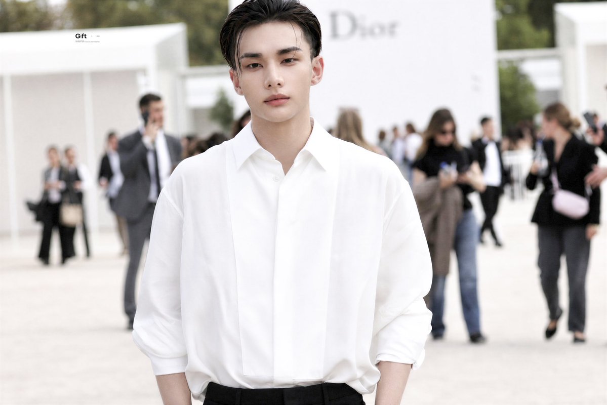 Gift_0320's tweet photo. 260929 
#현진 #hyunjin #DiorSummer27_HYUNJIN https://t.co/mxOJ2fKFFx