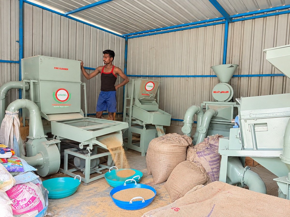 AgriGoI's tweet photo. Millets to Market, Adding Value Locally!🌾🏭

Kalpamithara Farmers Producer Co Ltd. #FPO from #Tumakuru #PMDhanDhaanyaKrishiYojana district #Karnataka, with 1000 farmer members, sets up millet processing unit, capacity of 1 quintal/hour.

Building local processing, value addition & stronger market for millet farmers.

📞 Contact: Sh. Girish 7619437795

FPO brings authentic millets online- Click to buy directly from the FPO
https://t.co/qmLMZC7yoK

#DDKY #SheeAnna #MilletProcessing #ValueAddition