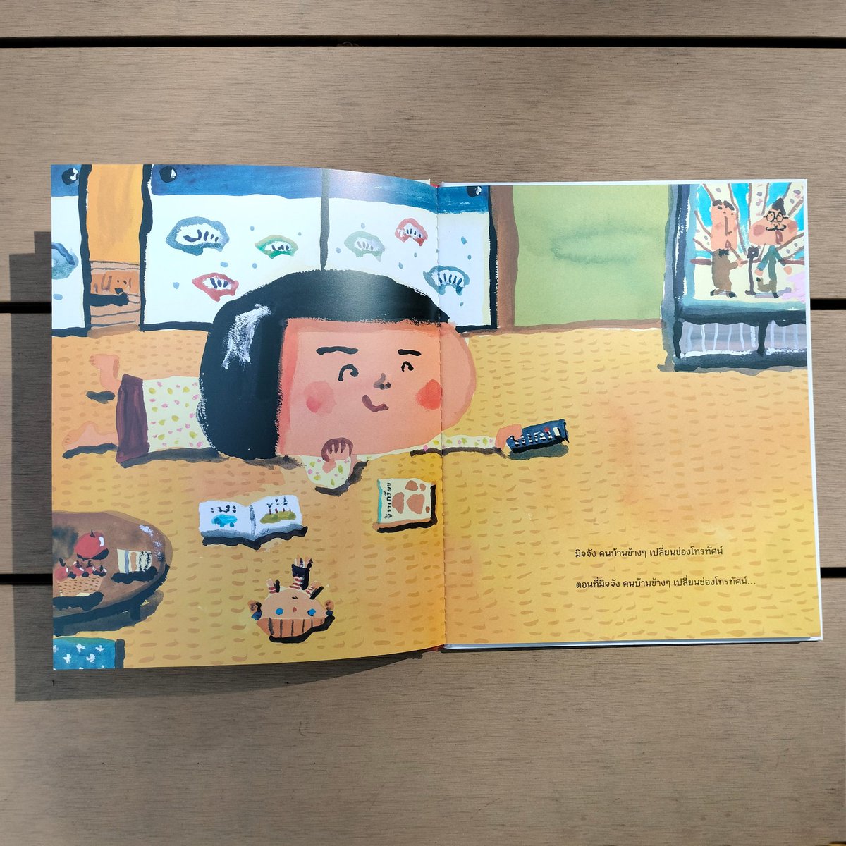 sandclockbooks's tweet photo. #ตอนที่ผมกินราเม็ง เป็นหนังสือที่บอกให้รู้ว่า “เราไม่ได้อยู่คนเดียวบนโลก” ผ่านรูปแบบประโยคสั้นๆ

ตอนที่เรากำลัง...อยู่ เพื่อนบ้านกำลัง...
ตอนที่เพื่อนบ้านกำลัง...อยู่ เด็กในเมืองข้างๆ กำลัง...

และเล่าต่อเนื่องไปเรื่อยๆ จนพบกับเด็กอีกฟากหนึ่งของโลกที่กำลังใช้ชีวิตอย่างยากลำบาก https://t.co/rLCgsgG6JC