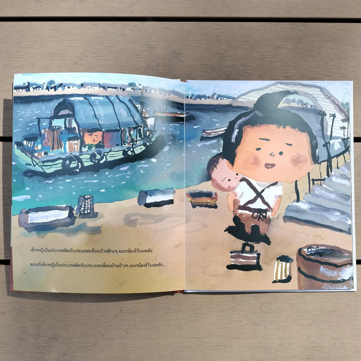 sandclockbooks's tweet photo. #ตอนที่ผมกินราเม็ง เป็นหนังสือที่บอกให้รู้ว่า “เราไม่ได้อยู่คนเดียวบนโลก” ผ่านรูปแบบประโยคสั้นๆ

ตอนที่เรากำลัง...อยู่ เพื่อนบ้านกำลัง...
ตอนที่เพื่อนบ้านกำลัง...อยู่ เด็กในเมืองข้างๆ กำลัง...

และเล่าต่อเนื่องไปเรื่อยๆ จนพบกับเด็กอีกฟากหนึ่งของโลกที่กำลังใช้ชีวิตอย่างยากลำบาก https://t.co/rLCgsgG6JC