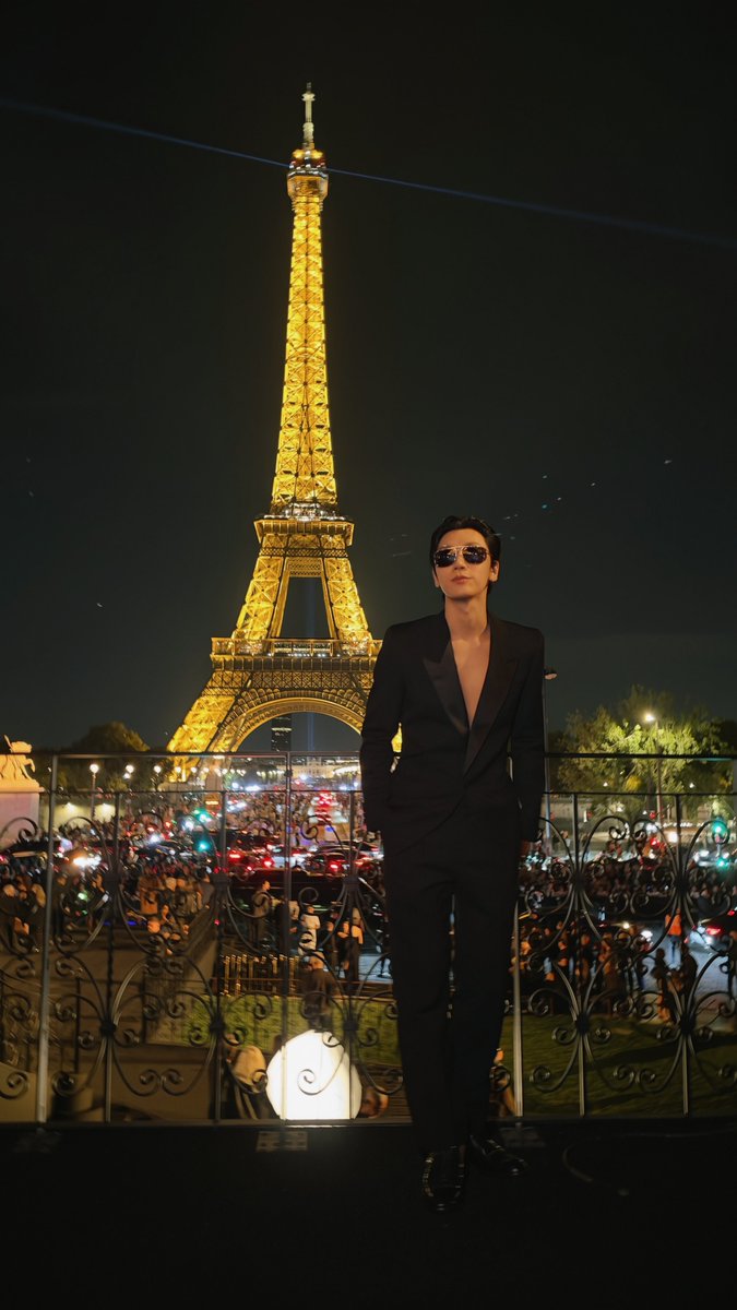 TEN_offcl's tweet photo. ✨With the Eiffel Tower🖤

TEN AT SAINT LAURENT SUMMER27
#TEN #YSL #SaintLaurent
#SaintLaurentxTEN
#TENforYSLPFW27 https://t.co/vfeL06JrzO