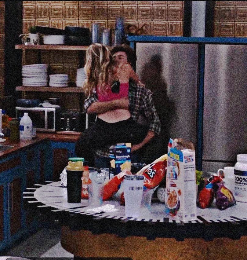moneyssheist's tweet photo. if i send you these photos it means we’re just besties #bb28 https://t.co/4pHCtDw5ZL