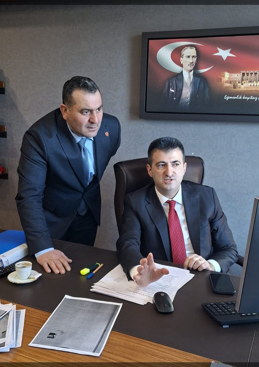 ErtugrlGaziTmsy's tweet photo. Sn @celebimehmeta veklimiz yüreği vatan millet sevgisiyle dolu. Mütevazı bir hayatı olan.bugüne kadar nokta kadar  menfaate virgül kadar egilmeyen dik duran nadir insanlardan  birisidir  

Bir Makamdan Öte:
Bazı insanlar vardır, bulundukları makamla değil, duruşlarıyla kendilerini belli ederler @celebimehmeta
de onlardan biridir
Devletin en önemli makamlarından birinde görev yapmak elbette büyük bir sorumluluk. Ancak asıl mesele, o makamın insana ne kattığından çok, insanın o makama hangi şahsiyetle değer kattığıdır.

Mehmet Ali Çelebi yi  farklı kılan tarafın da burada olduğunu düşünüyorum. Sadelikten uzaklaşmadan devlet ciddiyetini koruyan, bulunduğu makamın ağırlığını taşıyan ve ülkesine olan bağlılığını yüksek sesli sözlerden ziyade duruşuyla hissettiren bir isim görüntüsü veriyor.
Çünkü vatan sevgisi her zaman büyük cümleler kurmak değildir.

Bazen görevini hakkıyla yapmak, bazen devletin itibarını kendi itibarının önünde tutmak, bazen de ülkenin başarısıyla samimi bir gurur duymaktır.

bize göre Mehmet Ali Çelebi nin kamuoyuna yansıyan tavrında dikkat çeken de bu devlet terbiyesi ve sorumluluk duygusu.
Bugün makamlar değişebilir, görevler sona erebilir. Fakat insanın karakteri, devlet anlayışı ve ülkesine bakışı geride kalır.

şehit aileletinin , Gazilerinin , milletimizin yanında asil duru��u ve kararlılığı her türlü takdire şayandır. Devletimizin yanında emrinde   her zaman  elif gibi dimdik durmuştur.

Bu nedenle mehmet Ali Çelebi nin yalnızca taşıdığı vekillik unvanla değil; şahsiyeti, duruşu, devlet ciddiyeti ve Türkiye'ye, görev ve sorumluluğu na duyduğu bağlılık üzerinden değerlendirmek gerektiğini düşünüyorum.

Kimi insanlar makamlarıyla büyür.
Kimi insanlar ise makamına kendi şahsiyetiyle değer katar.
 mehmet ali Çelebi yi   anlatırken benim aklıma gelen cümle tam olarak budur.

 @tmsyGaziler olarak Mehmet Ali Çelebi vekilimiz her daim geceli gündüzü yirmidört saat esasına dayalı çalışan tam bir görev adamıdır. yanındayız. Rabbim yar ve yardımcısı olsun inşallah
adam gibi adamdır