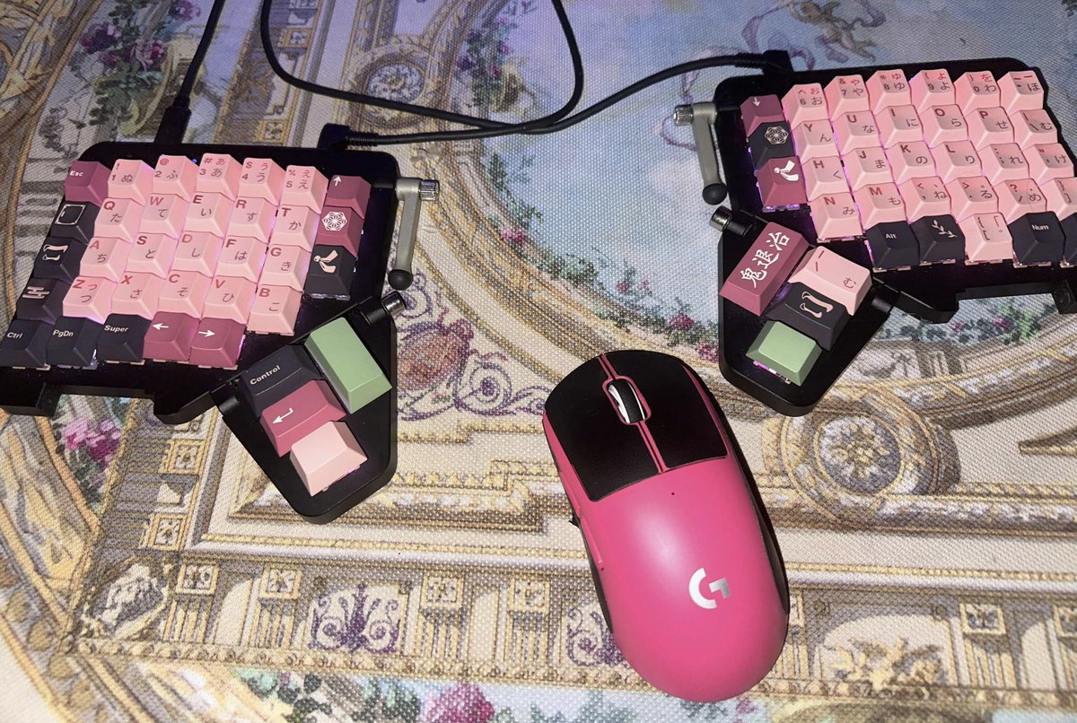 pythonpussy's tweet photo. split keyboard w/ boba gum switches + superlight #truenotnew https://t.co/Zq5pESiVRI