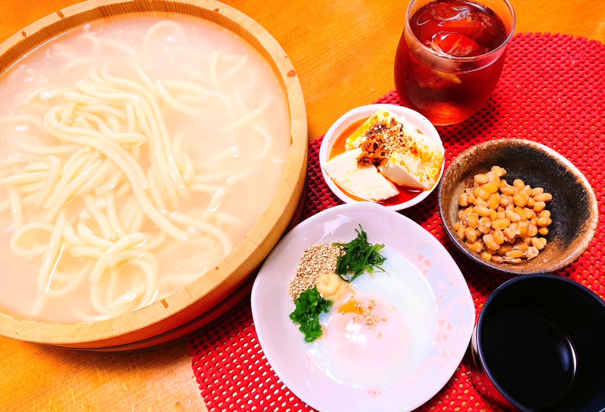 bbaobachan's tweet photo. お昼ごはん🍜

いただいた讃岐うどんで釜揚げうどん🍜

うどんもお汁も美味しかったです😆
ご馳走さまでした✨
味変の薬味と＋冷奴

美味しくってつい食べ過ぎちゃった🎵
体重キープ＋減量するために夜はダイエットメニューに置き換えよう😄 https://t.co/2kJjeIM43z