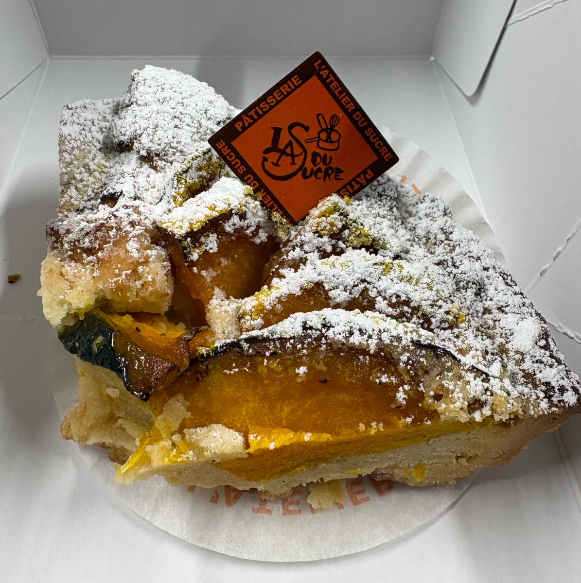 U1Cycling's tweet photo. このお店のタルトは生地が激うまバタークッキーだから満足度高い。果物とは違うカボチャの甘みが生地と相性良過ぎる上、焦がした皮の食感がパリパリで素晴らしい。親不知が痛すぎるが、美味いものは美味しかった。 https://t.co/xvmfHJUv76