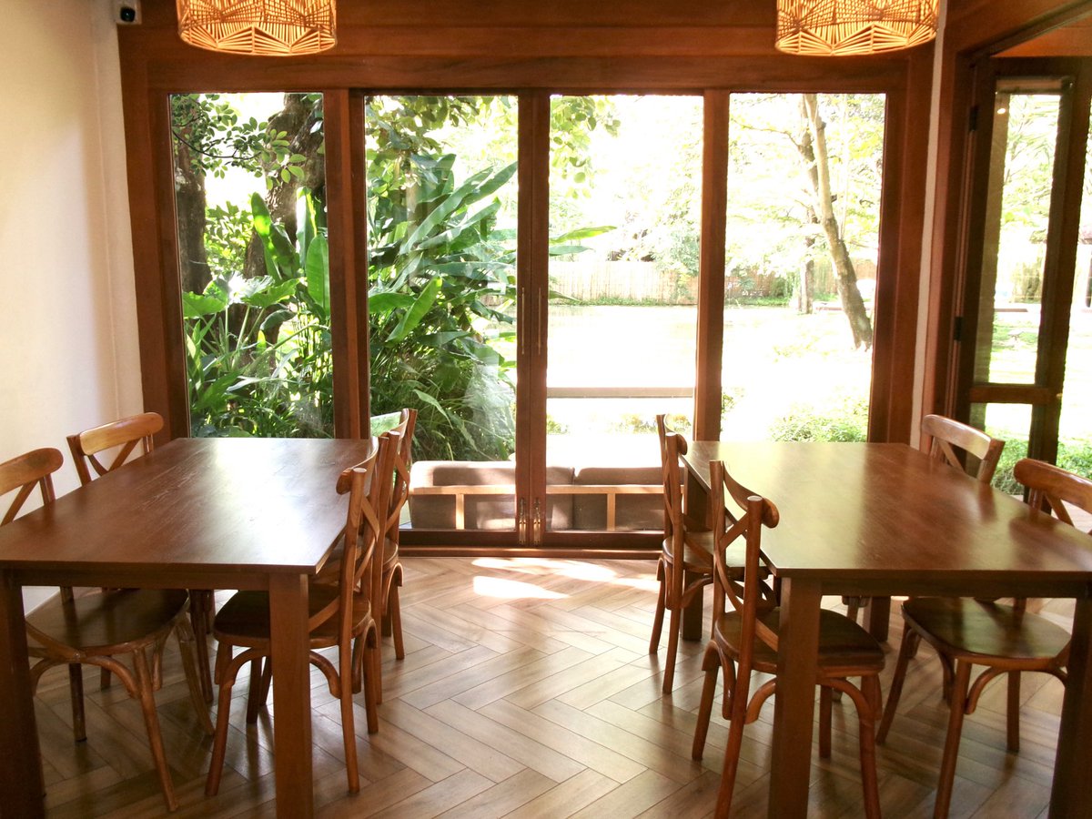 RibbinGirlster's tweet photo. Bitter House Sansab
คาเฟ่ในบ้านเรือนไทยโบราณ อายุ 150 ปี 
ซึ่งได้บูรณะออกมาอย่างสวยงาม 
บรรยากาศร่มรื่น เย็นสบาย วิวสวนธรรมชาติ 
คาเฟ่มีทั้งโซน Indoor และ Outdoor นะคะ
กาแฟ ขนมเ��้ก อร่อยมากๆ 
📍พิกัด :: ถ.สุวินทวงศ์ มีนบุรี กรุงเทพ
@aroii 
#Cafe https://t.co/FLfxC6mDmE