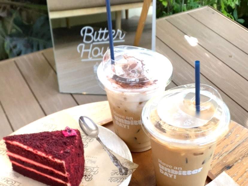 RibbinGirlster's tweet photo. Bitter House Sansab
คาเฟ่ในบ้านเรือนไทยโบราณ อายุ 150 ปี 
ซึ่งได้บูรณะออกมาอย่างสวยงาม 
บรรยากาศร่มรื่น เย็นสบาย วิวสวนธรรมชาติ 
คาเฟ่มีทั้งโซน Indoor และ Outdoor นะคะ
กาแฟ ขนมเ��้ก อร่อยมากๆ 
📍พิกัด :: ถ.สุวินทวงศ์ มีนบุรี กรุงเทพ
@aroii 
#Cafe https://t.co/FLfxC6mDmE