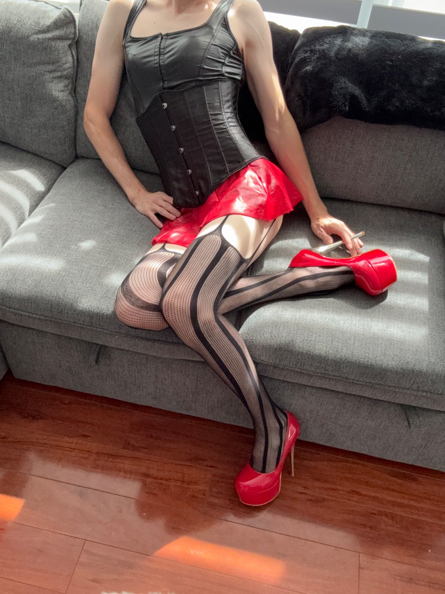 SissyBarbie1231's tweet photo. Just waiting for when my girlfriend gets home 🎀💅❤️🏳️‍⚧️ #sissy #crossdresser #femboy #slut #heels https://t.co/wZ0R4hzZqg