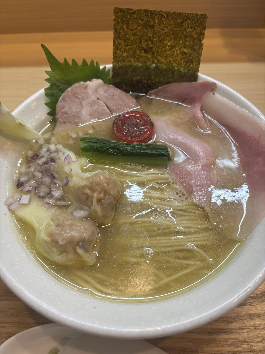 XI_ramen's tweet photo. 醤油を食べ終わった後、人生で初めて言いました。「もう1杯食べていいですか？」
ということで塩も。
しじみの塩ラーメン。醤油と同じく謎のスープの旨みが美味すぎる。それにしじみの味が入っていて最高。
こっちも美味すぎました。
#うお静
#熱海　#網代 https://t.co/XqsU12FVYi