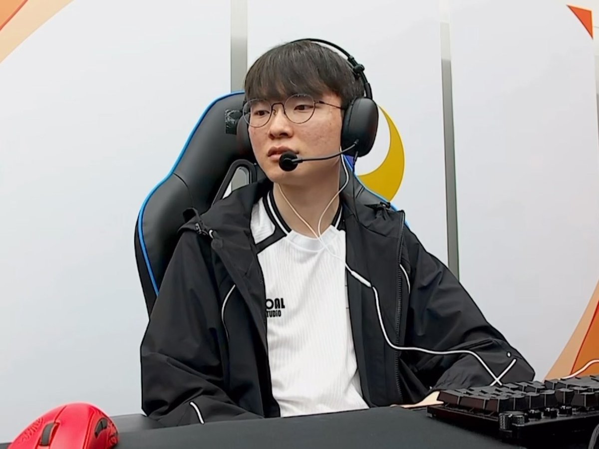 fakerized's tweet photo. I love it when we get to see Faker stare at something as if he’s lost in thought :3 https://t.co/1vzo9T1CXg