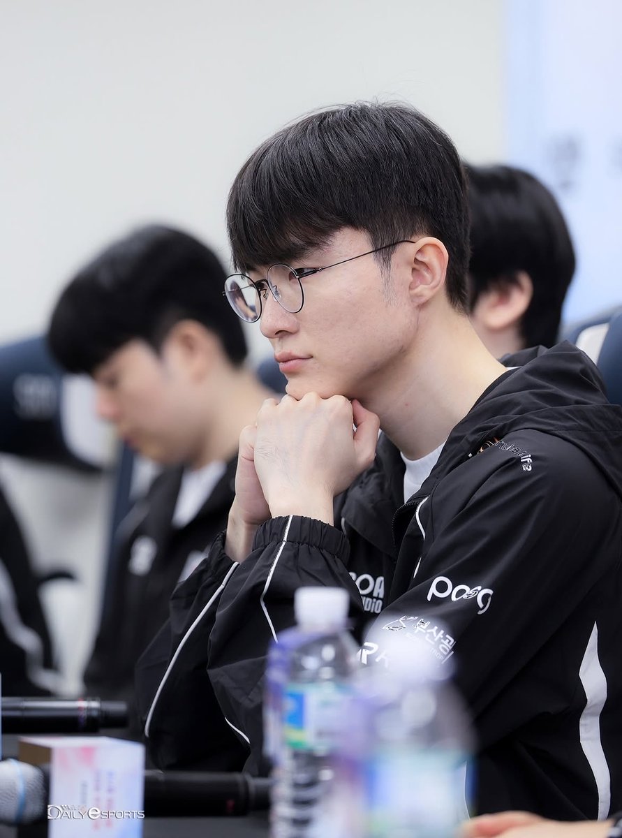 fakerized's tweet photo. I love it when we get to see Faker stare at something as if he’s lost in thought :3 https://t.co/1vzo9T1CXg