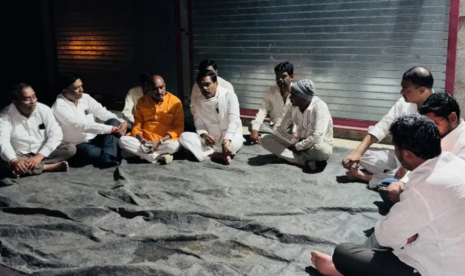 CongressSillod7's tweet photo. सांत्वनपर भेट 🙏

दहेगाव, ता. सिल्लोड येथील स्व. मनोहर भिवसन दूधे व स्व. पार्वतीबाई मनोहर दूधे यांच्या निधनाचे व��त्त अत्यंत दुःखद आहे.

 या दुःखद प्रसंगी परिवाराच्या दुःखात सहभागी होत, हे दुःख सहन करण्याची शक्ती मिळो, हीच ईश्वरचरणी प्रार्थना.

🙏 भावपूर्ण श्रद्धांजली! https://t.co/gdzV9gJWvf