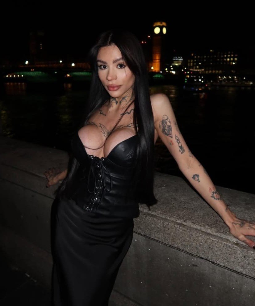 trans_findom's tweet photo. Remain submissive before your trans goddess. Pay reparations. 😈💸🏳️‍⚧️ 
#trans #sph #goddess #reparations #domme #findom #transgirl https://t.co/0IWbpb8yec