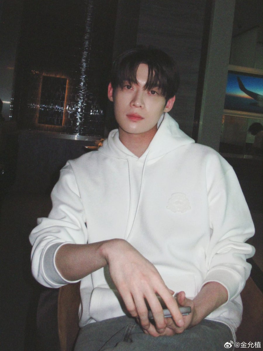 lngshotology's tweet photo. sukses ya yoonsik sayangku event perdana fashion weeknya, lu gatau sebangga apa gue sama lu sik dari nontonin lu di I Am A Running Mate trus tiba tiba dapet kabar kamu main bl dan ternyata tpp jadi jalan buat kamu ke hal hal gede lainnya yg mungkin kamu sendiri juga ga expect bisa sejauh ini, kamu deserve buat dapet banyak spotlight dari negaramu sendiri sik, im so so proud of you Kim Yoonsik 

KIM YOON SIK PARIS FASHION WEEK
 
#KIMYOONSIKPFWSS27 #YOONSIKINPARIS