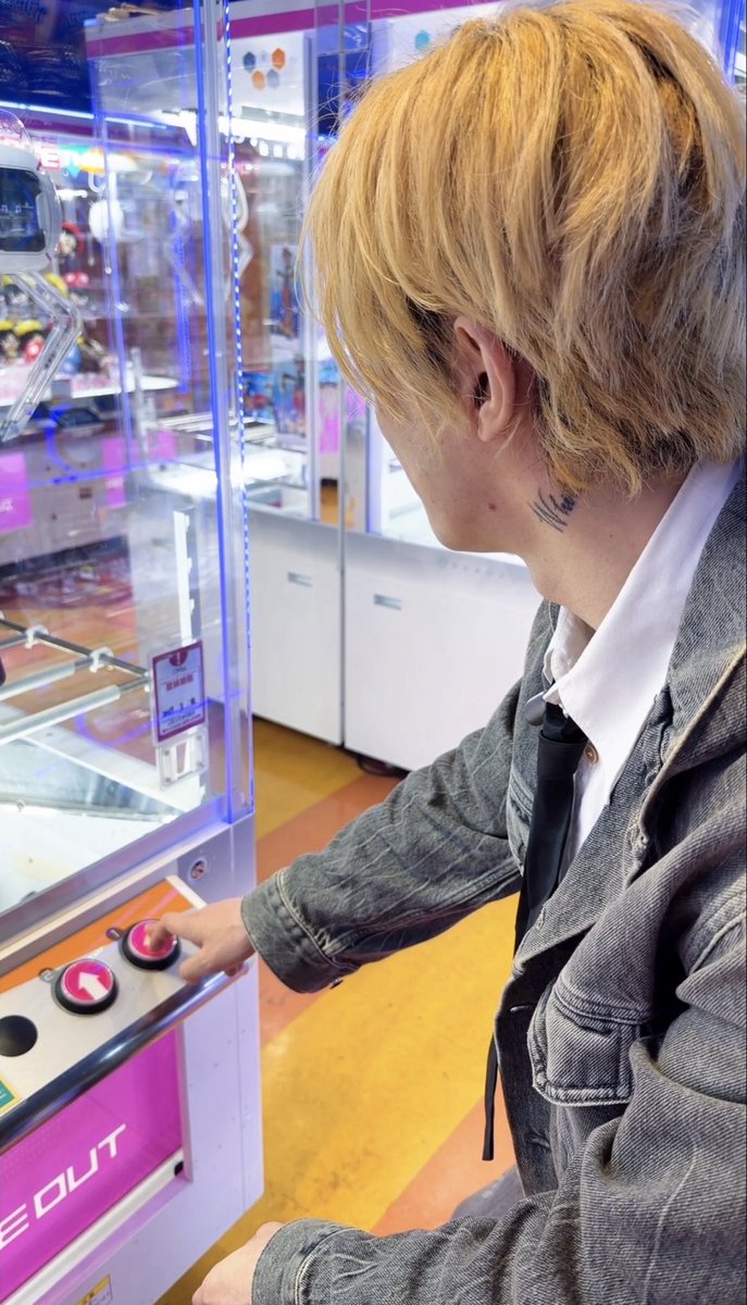 WHITEJAM_STAFF's tweet photo. 【#SHIROSEファンクラブ】

SHIROSE VIP特典 ムービー
「#SHIROSEとカレカノ」 
10/24(土)に公開決定！！

テーマ：ゲーセンデート

SHIROSE VIP会員限定で
彼氏風シロセとの
カレカノムービーが観られます👀✨

公開をお楽しみに☕️

▼今入会でも観ることができます
https://t.co/GxV8wu1tQ6 https://t.co/WNn0WUYAo4