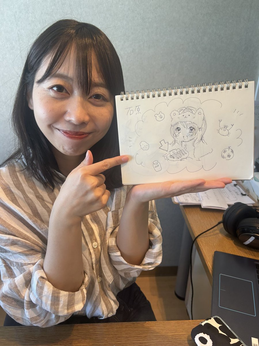 fmmicolin's tweet photo. 今日の"ウィークリン"担当は…石原麻由!!!
今月のテーマは「食べもの」
石原麻由が描いたのはコチラ❗️

さて、何のイラストでしょうか？

次の担当はおにーにょ、お楽しみに！

お便りはコチラ👇🏻
✉️ mor@fm-micolin.jp

聴取はコチラ👇🏻
https://t.co/eC34YAdixj

お楽しみに！ https://t.co/6WOanoFt9k