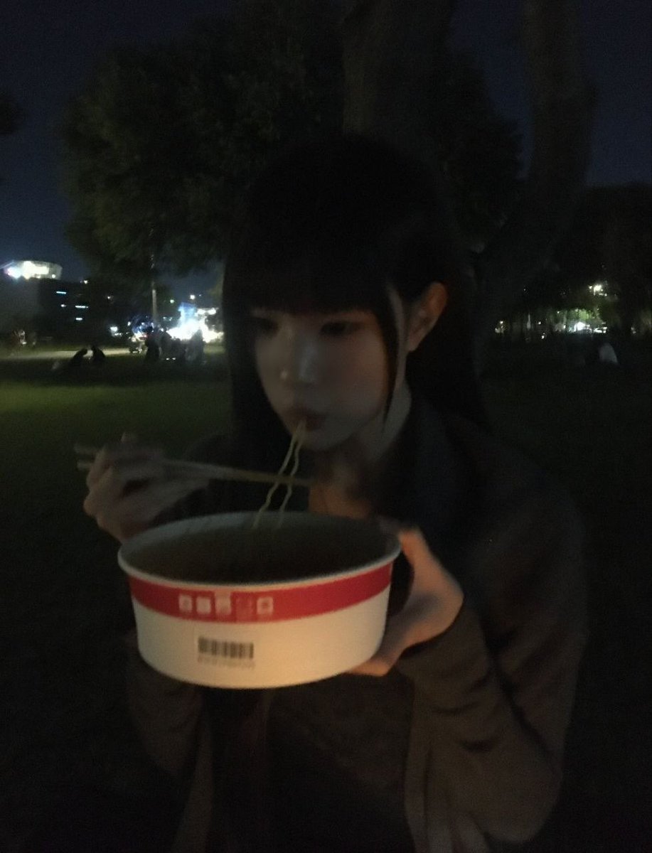 kixjuun's tweet photo. Late night nomnom under the trees with this simple cup. Rare sprightly focus on the noodles, soft shadows all around. Playful yet poised as steam rises. Pure saucy satisfaction without any fuss. https://t.co/uHAbK9XHHl