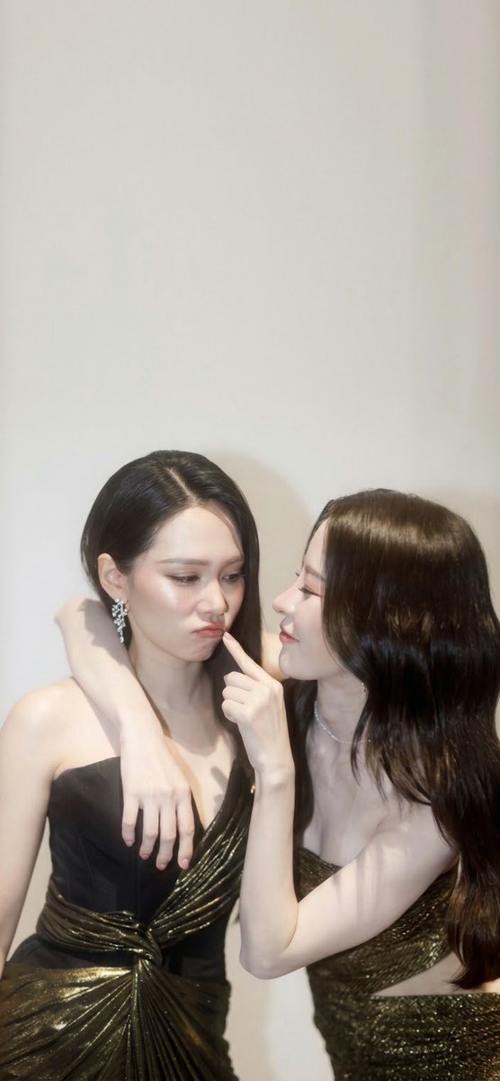 ol2llmm's tweet photo. wallpaper drop pt. 4🖤✨

#puinoonbint #bintsireethorn #puinoonwrsr #thongsbaby https://t.co/K12AbSHL2H