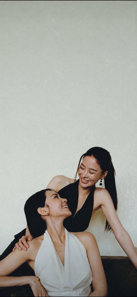 ol2llmm's tweet photo. wallpaper drop pt. 4🖤✨

#puinoonbint #bintsireethorn #puinoonwrsr #thongsbaby https://t.co/K12AbSHL2H