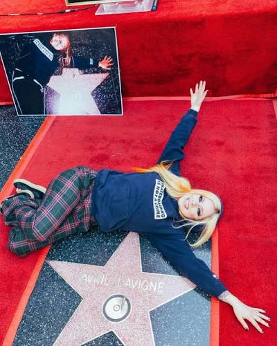 noahstones's tweet photo. @ternodedefunto @breakwaay @avrilbadgirl Da vontade ne amy lee duas estrelas da fama somente pra quem tem impacto mundialmente, gordas velhas choronas por favor não tulmutuar https://t.co/mRePePWZ32