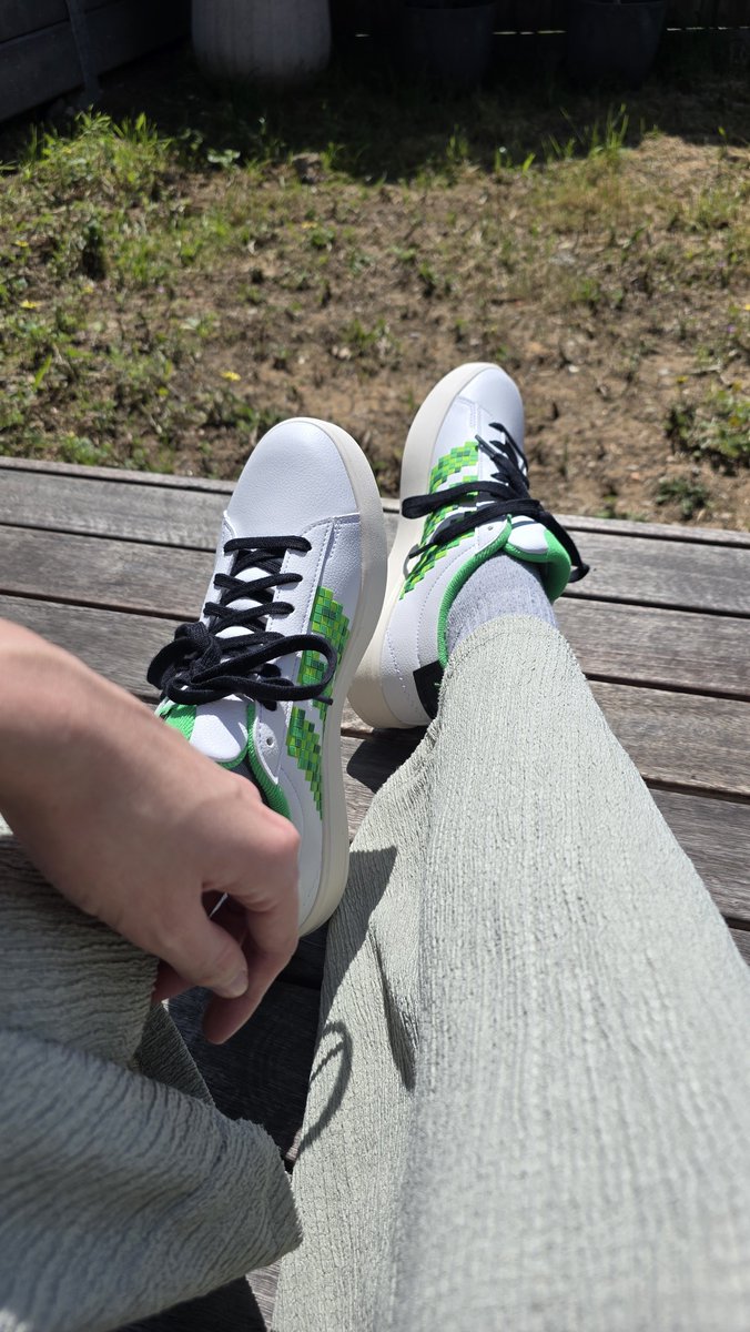 PearlescentMoon's tweet photo. (Don't mind the garden, we're in the middle of landscaping)

Thank you @Minecraft and @adidas for the new shoes! They're perfect for the Spring weather 😊

Plus, I love the chest they came in 👀 https://t.co/9kXUxNFL6S