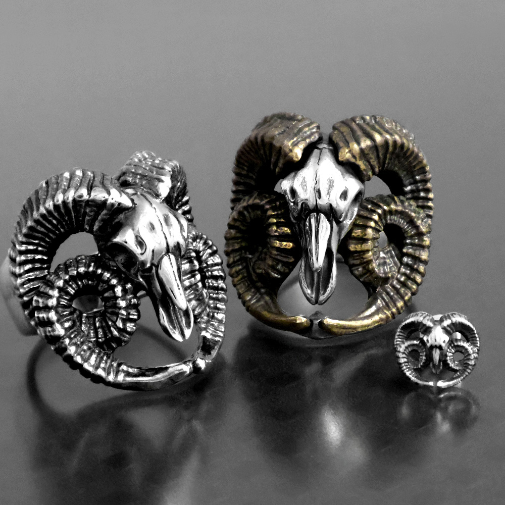SILVER_GEEKS's tweet photo. 羊の頭骨をモチーフにした作品！
新作でピアスが登場！

STRANGE FREAK DESIGNS
「バロワーズ」
https://t.co/vRrCN5OYco
#sfdjp
@STRANGE_FREAK https://t.co/7bFL3DVtwV