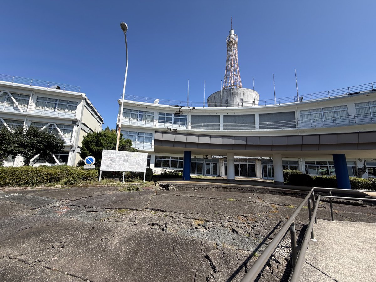 okinanju's tweet photo. 南阿蘇村にある熊本地震震災ミュージアムから３日目はスタート。
つい最近にも大きな地震があった中、2016年の震災の被害がそのまま残っている貴重な場所。
震災被害の心構えを改めて考えさせられました。
山の削れている部分は土砂崩れの災害跡
#フロサポ熊本行くモン
#フロサポ熊本で馬かもんロッソ https://t.co/ZPnY5o6RD1