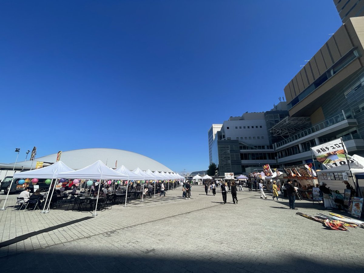 non_of_com's tweet photo. 今日、あなぶきアリーナ香川にミセスが来ていて、
約1万人が集まっています。

ミセスの集客力に乗っかって、屋台がずらり。

西野の亮廣さんがよく話している
「人の流れがあるところにサービスを置く」
という考え方は、まさにこれでした。 https://t.co/g5hNZKopRU