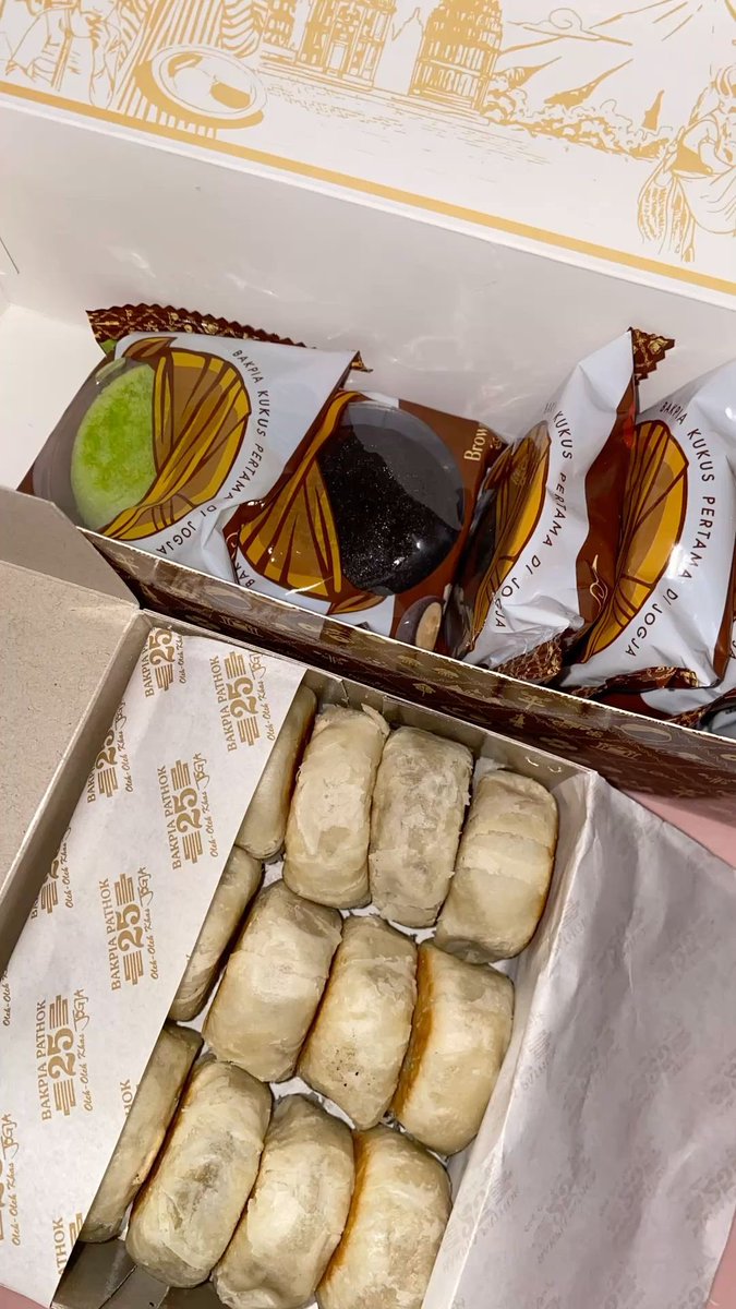 aenaheinm's tweet photo. kalian suka bakpia ga by? 🤤

ga pernah skip beli bapkia kalau dari jogja huhu oleh oleh kesukaanku ☝🏻😭 https://t.co/9QaNIVMHUf