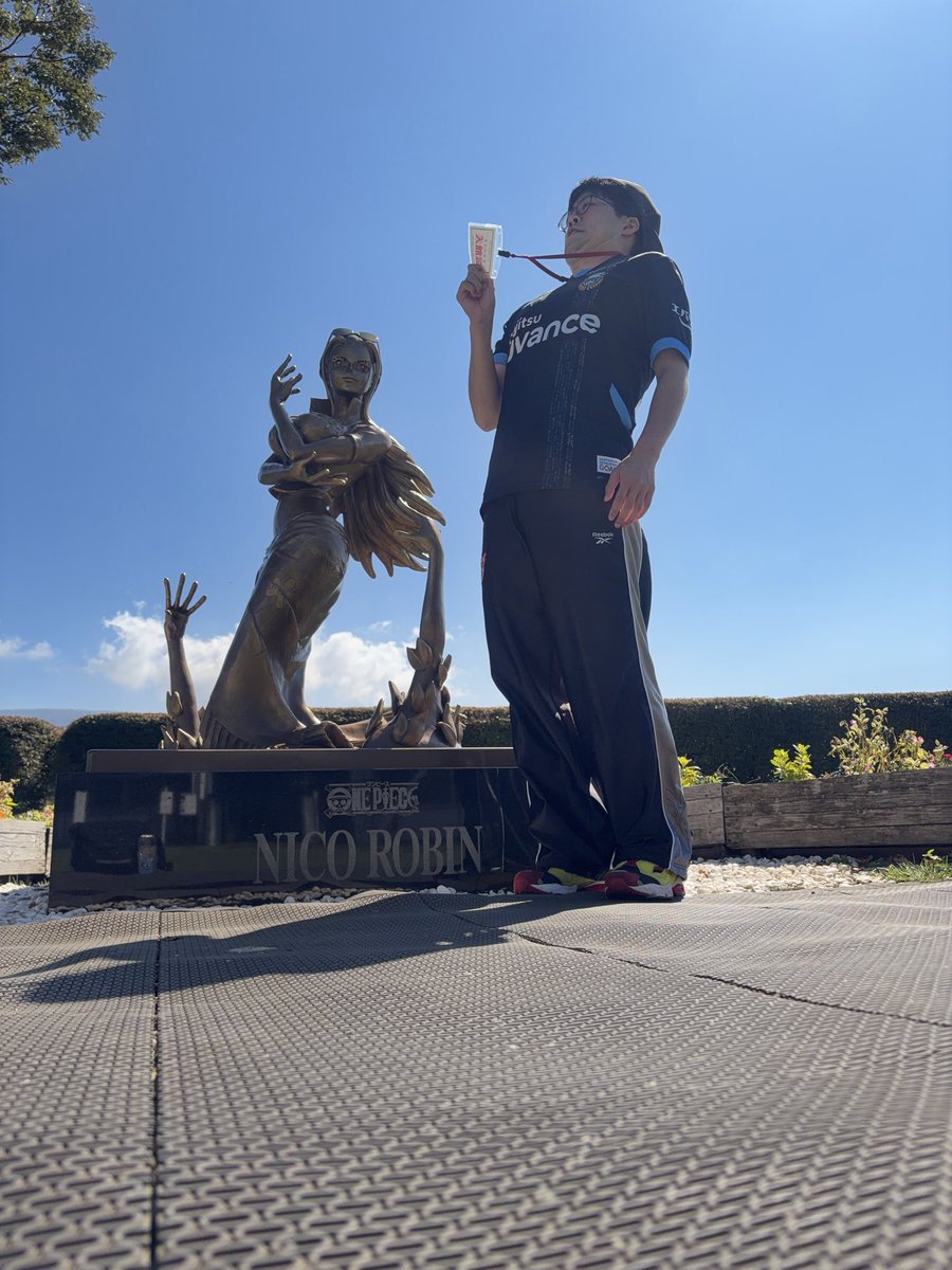 okinanju's tweet photo. 熊本地震震災ミュージアム内にあるロビン像！！お綺麗！！美しい！！！！
尾田先生の情熱が伝わるッ！！！

(なぜ俺はロビンの前で、よりにもよっておロビの変顔してんだ？)
#フロサポ熊本行くモン
#フロサポ熊本で馬かもんロッソ https://t.co/vRZYypSDDL