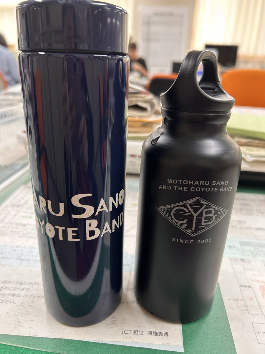 maririnn's tweet photo. 念願の保温、保冷効果のあるボトルが出たから、保温、保冷効果がないから買わなかったボトルも買った。
IN AND OUTの方には白湯、
CYBのほうには常温水(活水機を通した水道水)、
水分補給、多分人より多い？私にとって、いい感じ🎶

#佐野元春
#CoyoteBand https://t.co/ZZRL6EVhl0