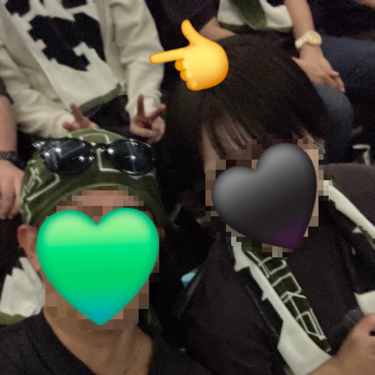2choco_abs2's tweet photo. 弟とサカナクション透明ツアーin神戸

後ろの席の兄ちゃん2人組がめっちゃハジけてて最高だった〜
ちゃっかりピースして入り込んでんのww
声かければよかったーと思い鍵パカ垢で失礼 https://t.co/GtjBc9uXDd