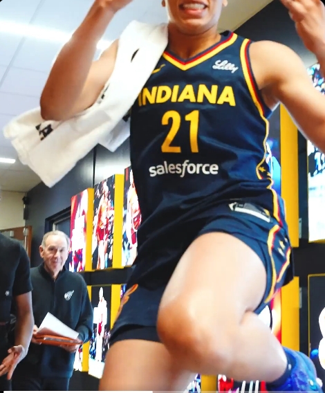 bakerlarry84's tweet photo. @IndianaFever OUR KK LIFTING OFF OUT OF FRAME FOR THE FEVER VICTORY LEAP, LFG YAW✊#playoffdub https://t.co/10PUyMuywj