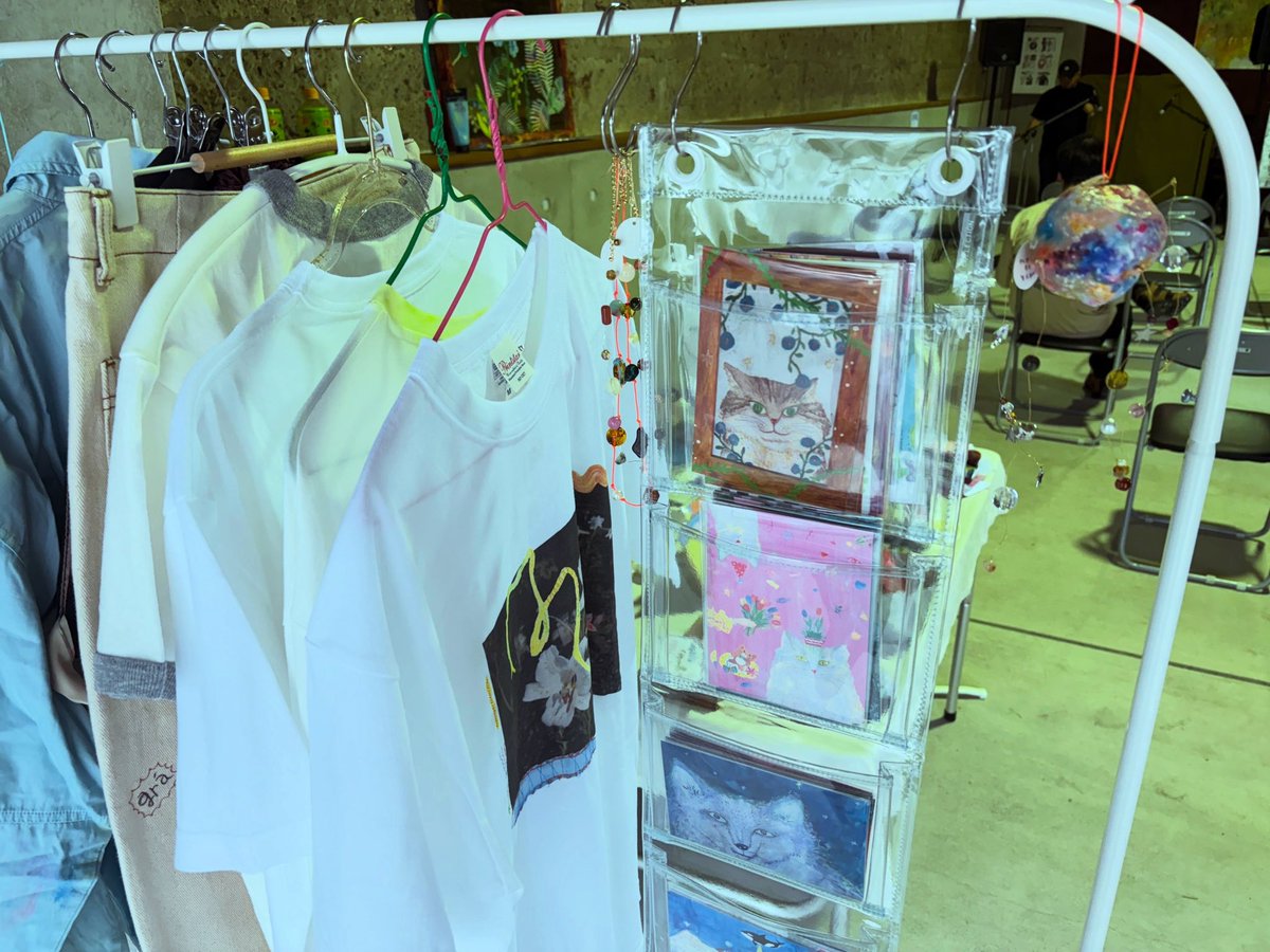 cem_utsugi's tweet photo. グッズ販売もしました！古河駅前夜市でした〜🌝#イラスト https://t.co/y3YRHH3ZpZ